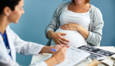 Image d'une femme enceinte en consultation
