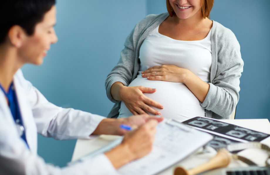 Image d'une femme enceinte en consultation